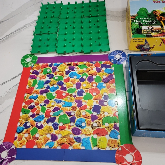 Magical maze the simple game of twists and turns ages 6 and up 2-4 players - Picture 5 of 11